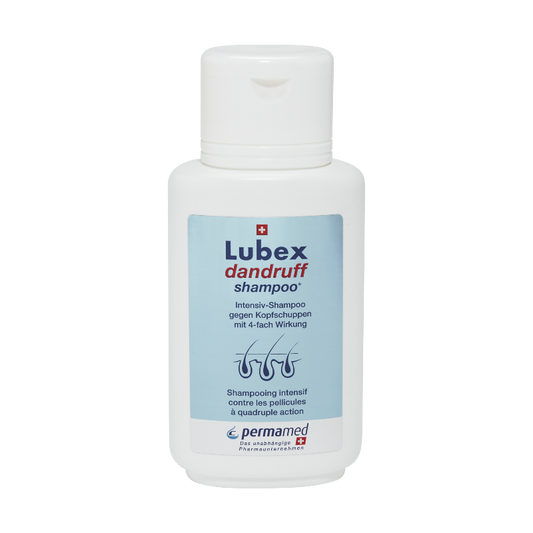 Application of Lubex Dandruff Shampoo on wet hair – scalp care for flakes & itching