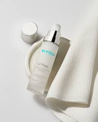 Applying RIVOLI Crème Nutrition Intense on face, neck & décolleté