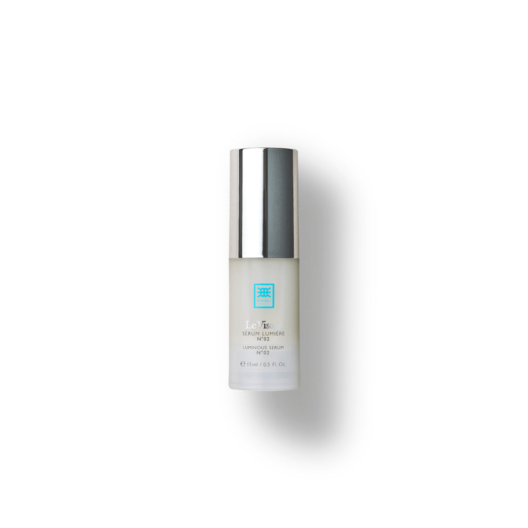 Applying RIVOLI Sérum Lumière N°02 to face and neck – visible radiance effect