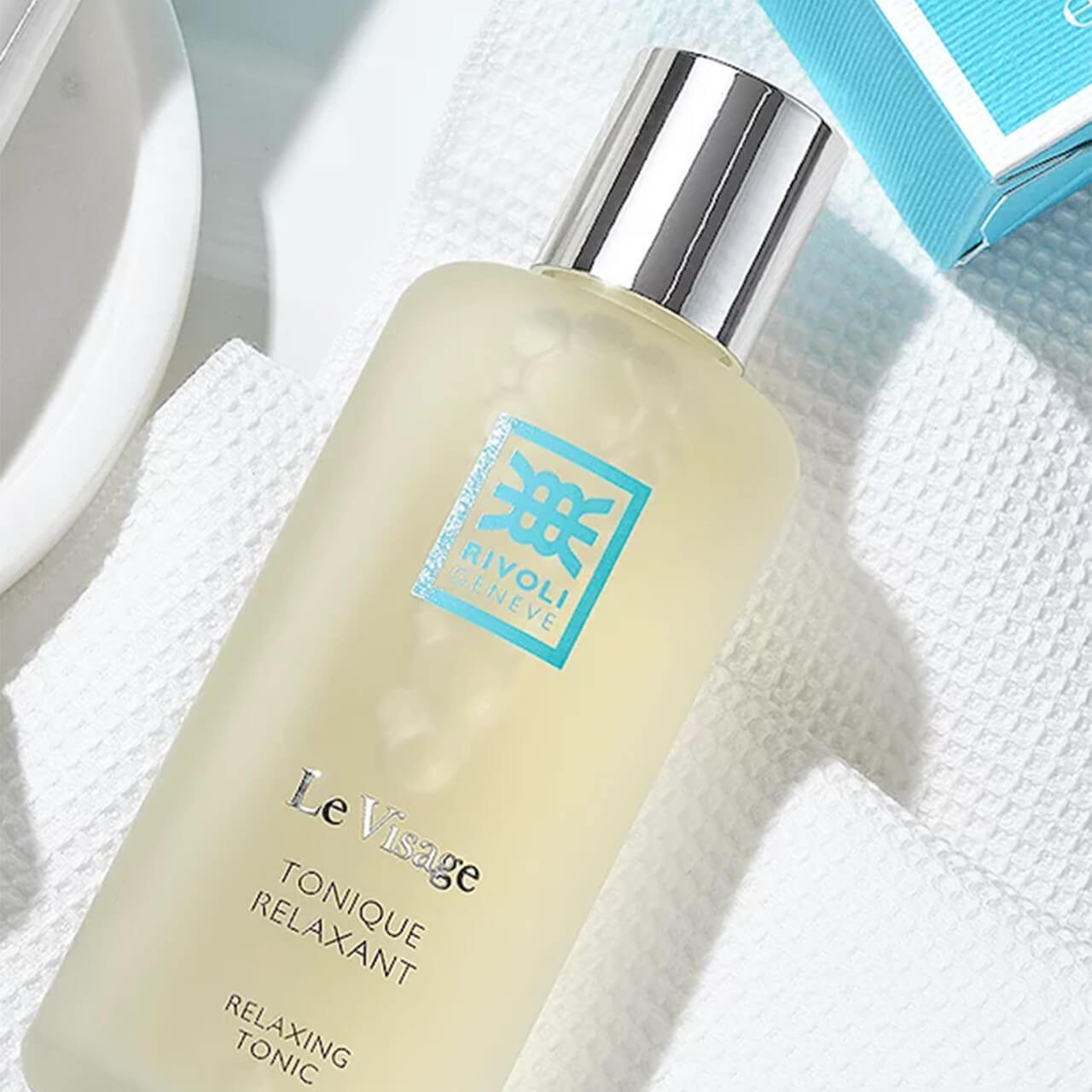 Applying RIVOLI Tonique Relaxant to face and neck – daily routine after cleansing