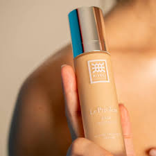 RIVOLI Base Traitante application – preparing skin before makeup