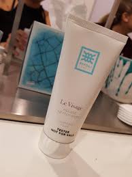 Using RIVOLI Mousse Nettoyante on face and neck – daily cleansing ritual