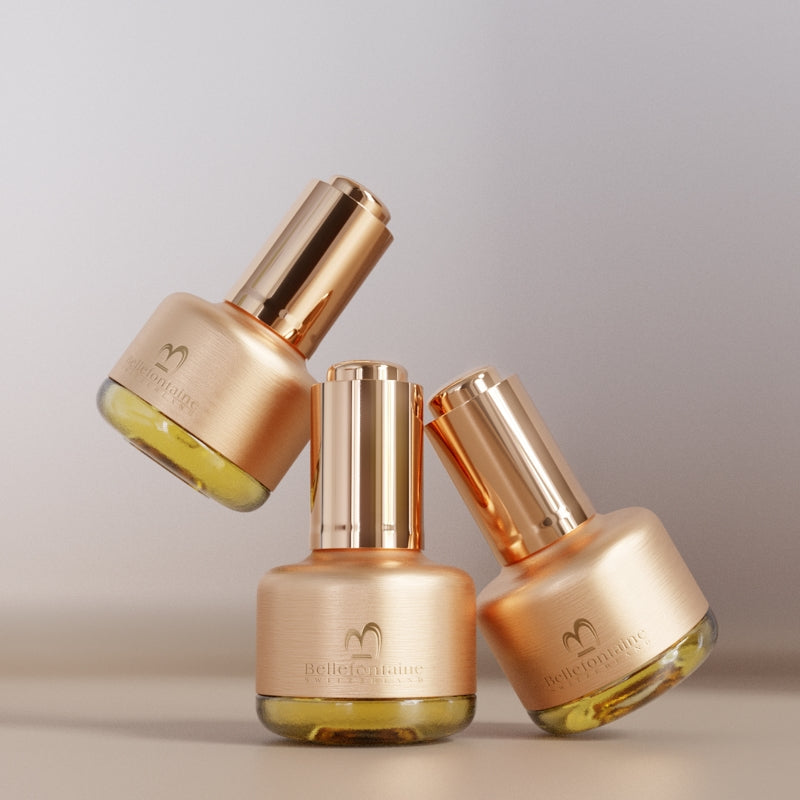 Application of Golden Caviar L’Essentiel on face & décolleté – glowing finish